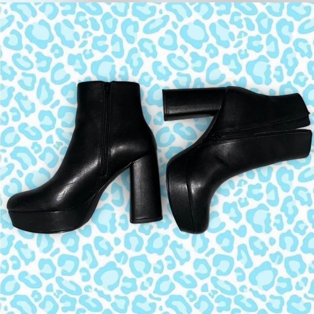 STEVE MADDEN- Tyra black leather booties